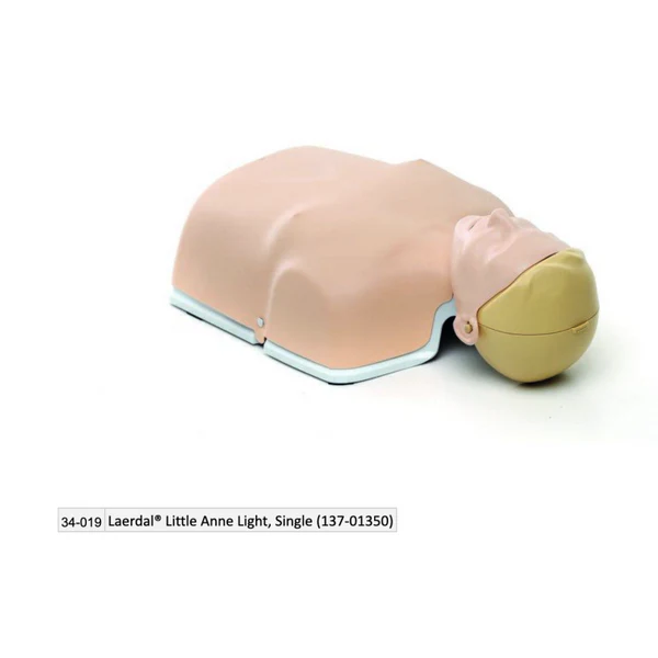 LAERDAL-137-01350 Little Anne LIGHT Paquete de 1 NUEVO: 1 maniquí apilable (luz), 1 cara de maniquí, 11 filtros de maniquí, 2 baterías AA, 6 toallitas para maniquí, 1 Guía del usuario, 1 Garantía, 1 Información importante del producto